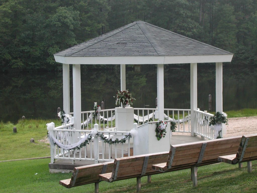 Pergola Kits vs Traditional Wood Pergolas: Making the Right Choice for Your Backyard